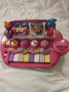 Pianinko ze skaczacymi zwierzaczkami.