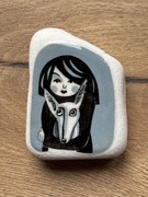 Kobieta z psem, magnes na lodówkę, malowany kamien