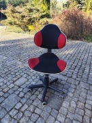 Fotel obrotowy na kółkach czarno czerwony 