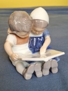 Figurka Bing Grondahl chłopiec pijący mleko