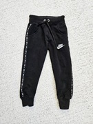 Czarne spodnie Nike r. 98