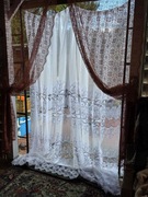 Haftowana firana mocno marszczona śnieżna biel z gipiurą