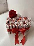 Boks że słodyczami.