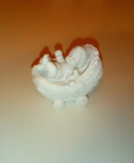 Figurka bobaska w wózeczku-bobas brykający nóżkami