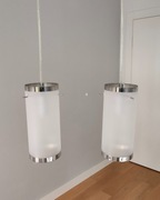 Elegancka lampa wisząca Tuby z mlecznym kloszem