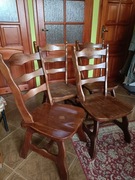 Masywne, drewniane krzesła a la Oktoberfest 