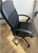 Fotel biurowy czarny na kółkach obrotowy