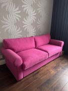 Sofa z funkcja spania w różowym grubym i eleganckim filcu