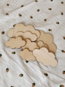 Zestaw drewnianych chmurek