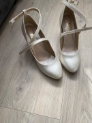 Brilu perłowe czółenka z paskiem ivory