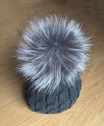 Grafitowa czapka z pomponem