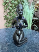 Ręcznie rzeźbiona figurka z drewna – kobieta w paciorkach