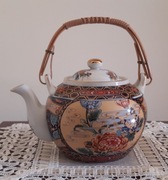 Dzbanek z japońskiej porcelany chryzantemy