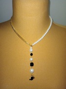 Naszyjnik perłowy z zawieszką żuczek By Dziubeka