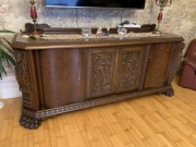 Bufet rzeźbiony na lwich łapach