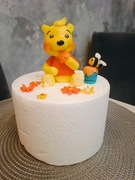 Figurka miś Puchatek z masy cukrowej.