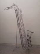 Saksofon -rękodzieło  z drutu.