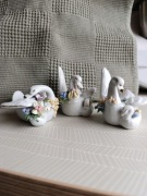 trzy figurki ceramiczne - łabędzie