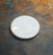 Porcelanowy biały ze zloceniami talerzyk pod filiżankę 