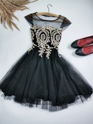 Wizytowa czarna tiulowa sukienka rozkloszowana wyszywany wzór na studniówkę