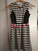 Sukienka do kolan czarno biała z paskiem rozkloszowana przyjęcie