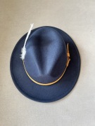 Kapelusz z gęsim piórkiem