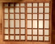 Dwie drewniane gablotki kolekcjonerskie /półki ekspozycyjne