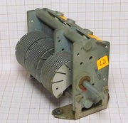 Kondensator powietrzny zmienny 550pF + 550pF [R2]L2