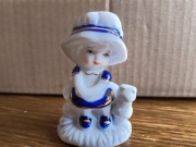 Dziewczynka w kapeluszu z żabką figurka ceramiczna