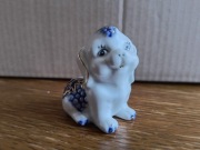 Piesek z winogronami figurka ceramiczna złocona