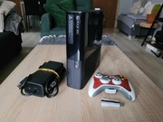 Xbox 360E z padem.