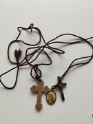 Dwa wisiorki na rzemyku i sznurku, krzyżyki i Medjugorie 