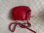 Czerwona skórzana torebka listonoszka