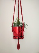 CZERWONY WISZĄCY KWIETNIK ZE ZŁOTĄ NITKĄ  