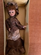 Lalka w stroju z epoki z porcelany