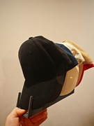 Stojak na 6 czapek z daszkiem