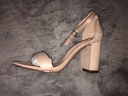 bezowe sandałki na słupku 