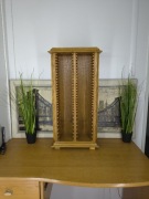 Drewniany stojak / organizer na płyty CD – stylowy, solidny