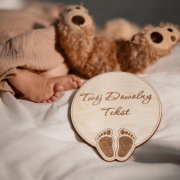 Tabliczki drewniane wygrawerowanymi stópkami – dowolna personalizacja