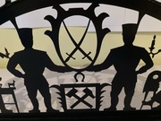 Świecznik Łuk Metalowy z Wizerunkiem Górnika Rzeźbiarza i Kobiety Lata 40