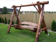 Huśtawka ogrodowa z bali drewnianych 