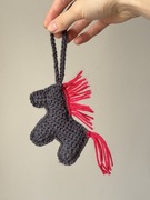 konik ręcznie robiony na szydełku zawieszka handmade