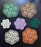 Misternie wykonany zestaw 7 serwet szydełko z czasów PRL-u.