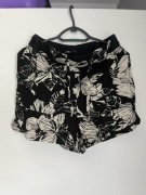 Czarne spodenki w kwiaty