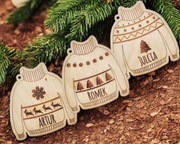 Bombka choinkowa personalizowana ze sklejki drewnianej - sweterek