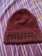 Bordowa czapka z ćwiekami H&M 