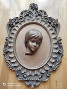 Głowa kobiety w ozdobnej ramie