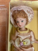 Lalka w sukni z epoki z porcelany