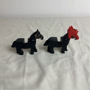 LEGO – 2 czarne konie z czerwonym hełmem, kolekcjonerskie vintage Castle