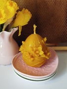 Świeca pisanka z kwiatami z wosku pszczelego